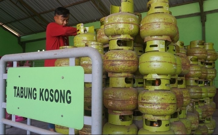 DICEK: Petugas mengambil gas melon di salah satu agen di Pati belum lama ini.