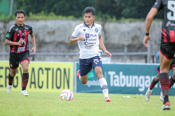 MASIH ADA HARAPAN: Pemain Persiku Sutan Zico (tengah) mempertahankan bola dari pemain Persekat Tegal.