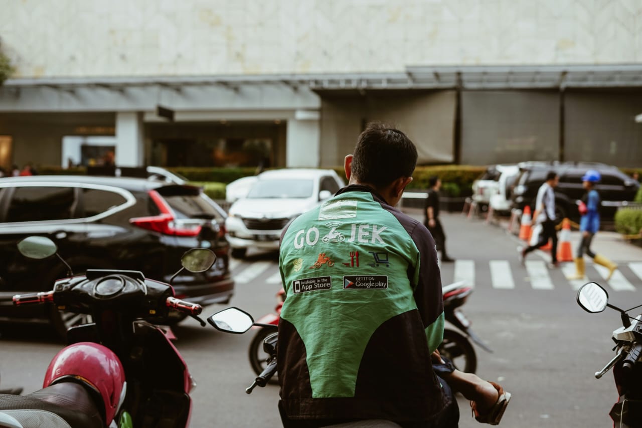Pengemudi ojek online (Foto : Afif Ramdhasuma/Unsplash)