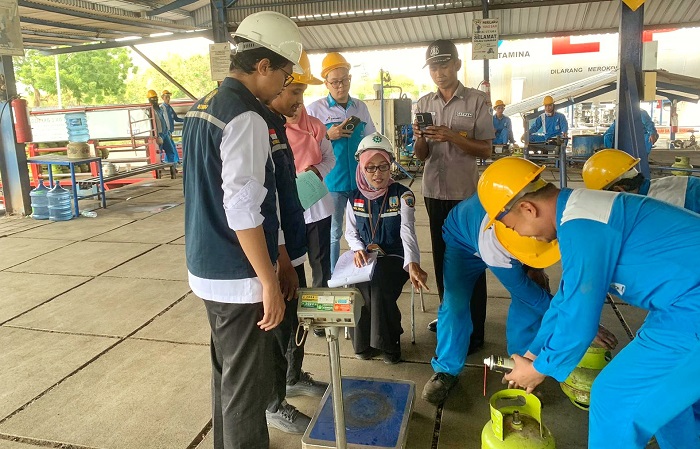 LPG 3 KG: Pembelian LPG 3 kilogram juga berbasis NIK. Setiap konsumen hanya bisa dilayani pembelian satu tabung di setiap pangkalan.