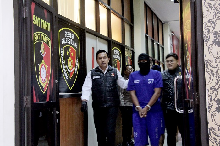 DITANGKAP: Aksi pencurian dengan modus berpura-pura menjadi petugas sampah.