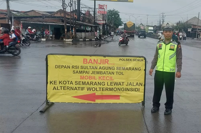 Polsek Genuk memasang papan imbauan di pertigaan Traffic Light Genuk, Semarang.