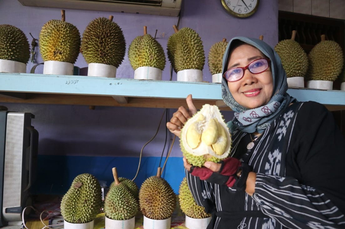 UNGGULAN GUNUNGWUNGKAL: Zumrotus Sholelah menjukan durian lokal yang ia jual di rumahnya di Desa Ngetuk, Kecamatan Gunungwungkal, Pati, belum lama ini.
