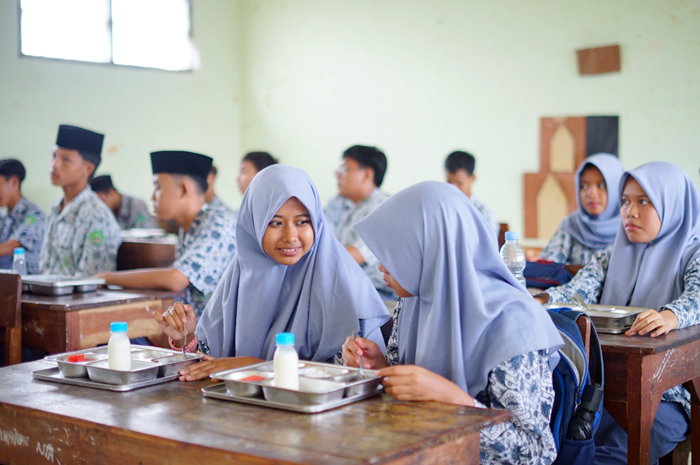 DITUNDA: Para siswa sebuah sekolah di Jepara menikmati makanan yang disediakan dalam uji coba program makan bergizi beberapa waktu lalu.