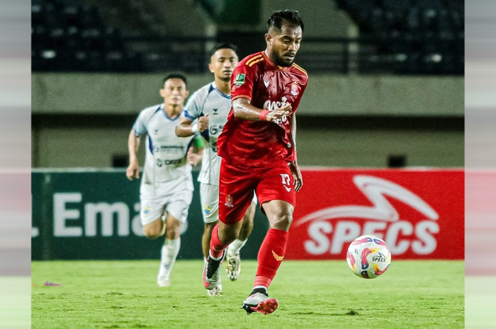 GAGAL MENANG: Penggawa Persijap Zulham Zamrun dibayangi pemain PSKC Cimahi dalam pertandingan Liga 2 di Stadion Si Jalak Harupat Sabtu (1/2).