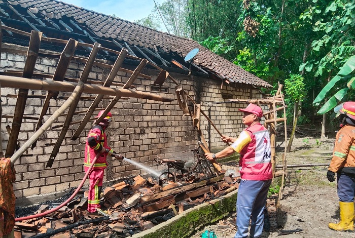 TERPANGGANG: Petugas pemadam menyemprot motor yang terbakar di desa Langkir, Kecamatan Pancur, kemarin.