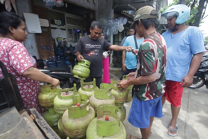KETAT: Para warga tengah antre berebut tabung gas melon di pangkalan di Kelurahan Ujungbatu kemarin.