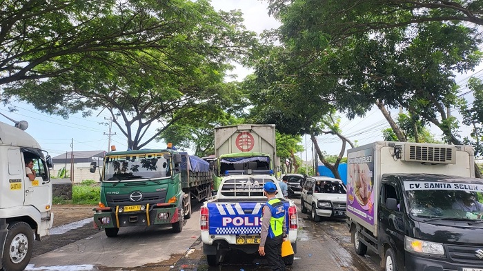 MACET: Kendaraan memenuhi jalan Juwana-Pati kemarin.