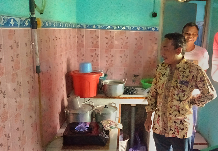 MENYALA: Kompor warga Desa Pamotan, Pamotan dihubungkan dengan selang biogas sebagai alternatif LPG