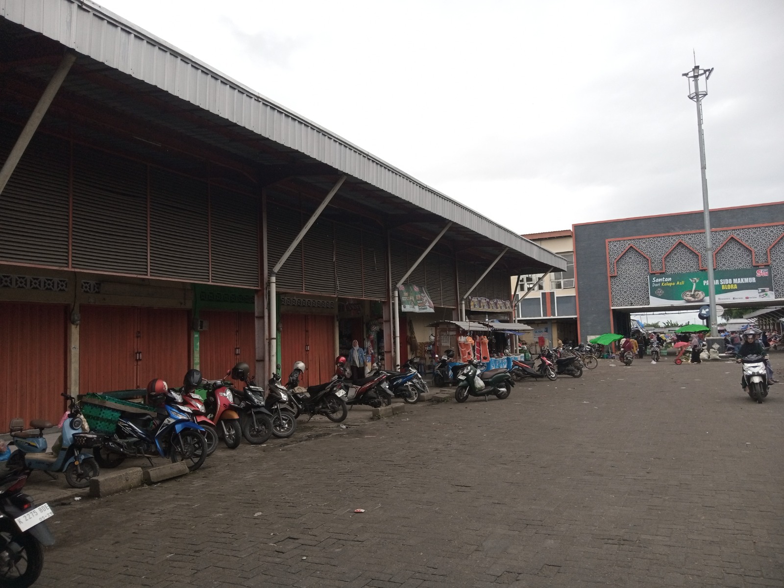 LENGANG: Sejumlah kios di Pasar Sidomakmur Blora yang memilih tutup lantaran sepi.
