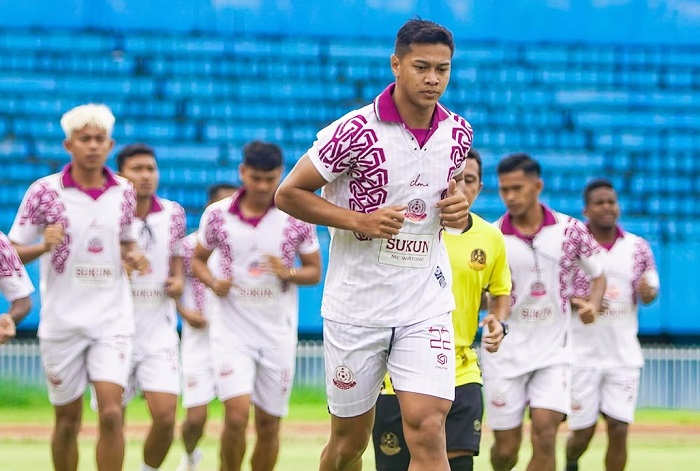 PEMANASAN: Para pemain Persipa Pati sedang menjajal lapangan Stadion Mandala jelang laga menghadapi Persipura Jayapura.