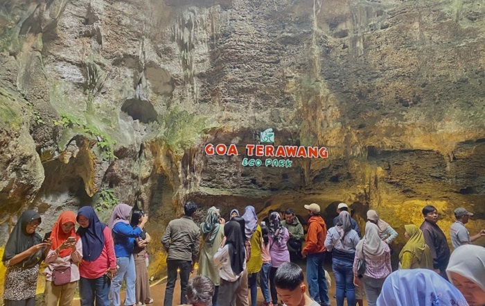 RAMAI: Wisatawan saat menikmati wisata Goa Terawang.