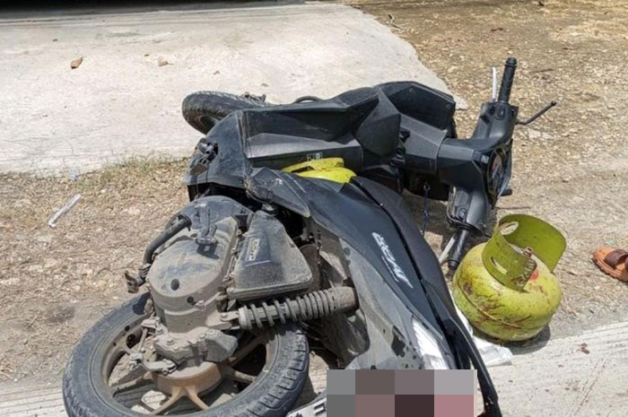 Sepeda motor beat milik korban tewas saat kecelakaan di Desa Tinanding, Grobogan, Selasa (4/2).