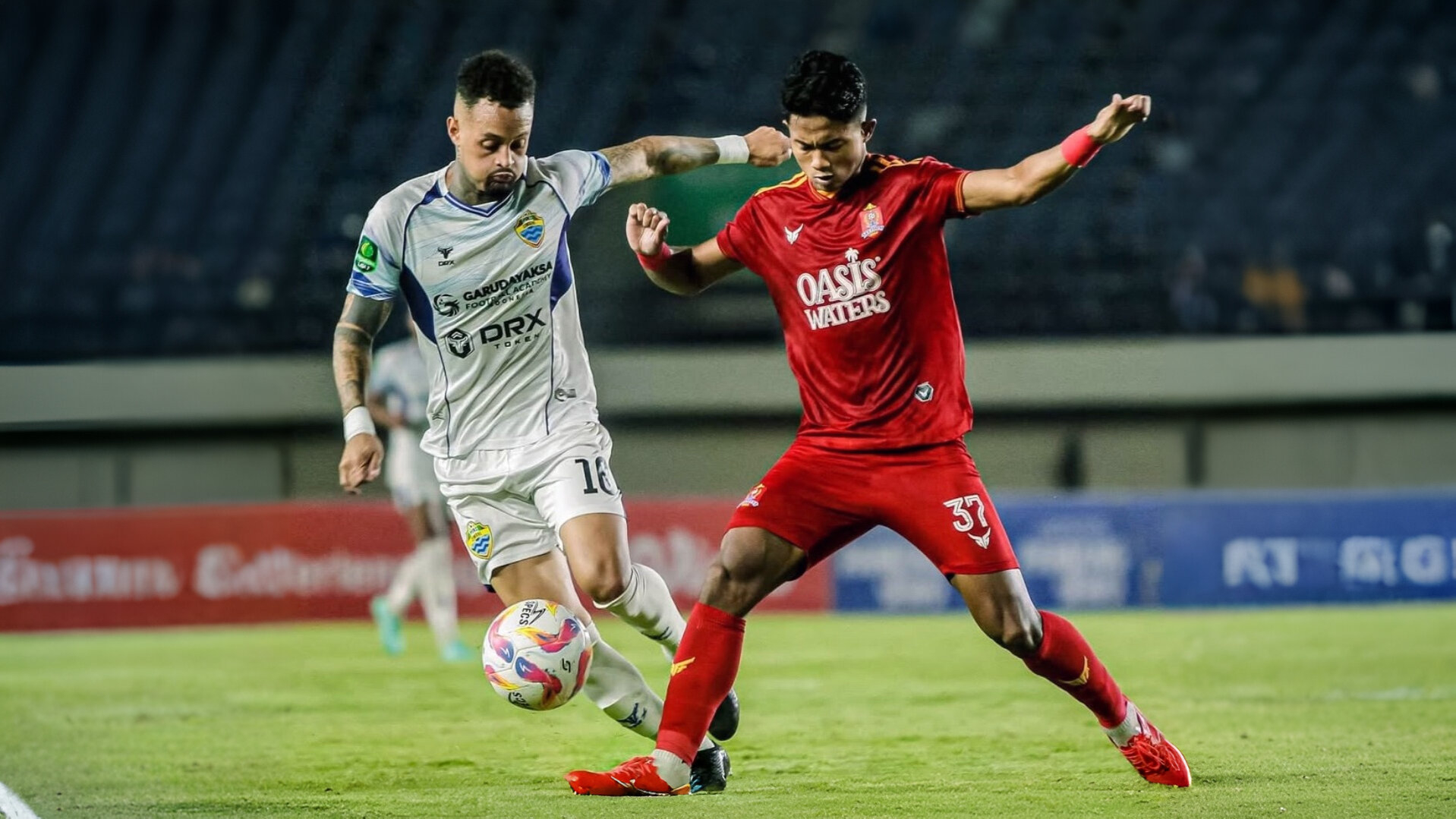 SENGIT: Penggawa Persijap Jepara Zahran Alamsyah beradu dengan penyerang PSKC Cimahi Joao Rodriguez dalam pertandingan babak 8 besar Liga 2 di Stadion Si Jalak Harupat Bandung (1/2)