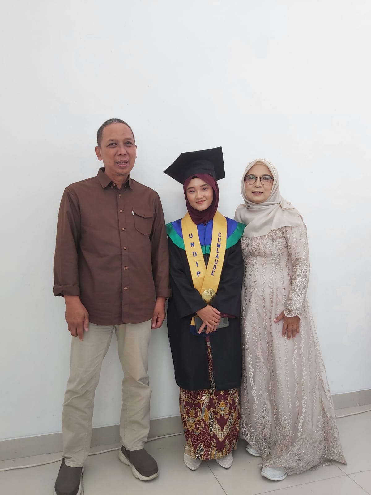 KEREN: Annisa Himmatul Aulia, alumnus MAN 2 Kudus yang lulus kedokteran Undip dengan IPK nyaris sempurna.