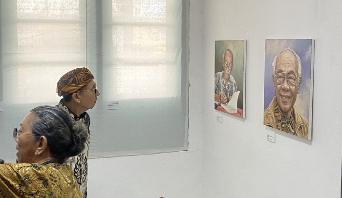 APRESIASI: Menteri Kebudayaan Fadli Zon melihat lukisan potret wajah Pramoedya Ananta Toer di Blora Creative Space.