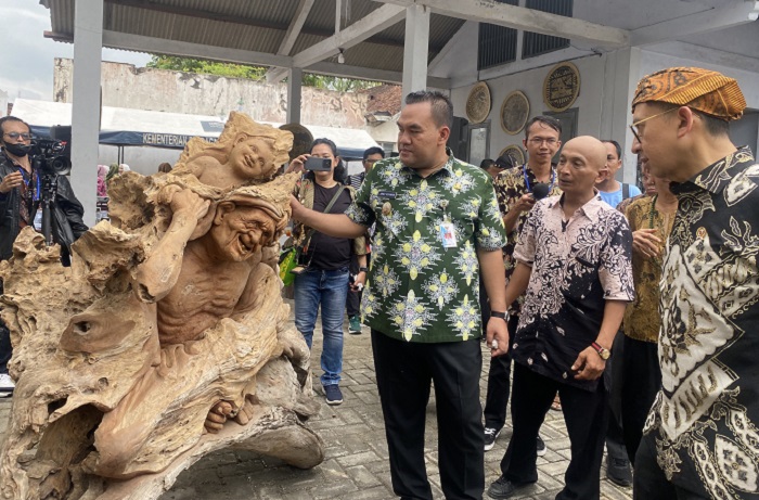 APRESIASI: Menteri Kebudayaan Fadli Zon melihat ukiran patung berwajah Pramoedya Ananta Toer di Blora Creative Space.