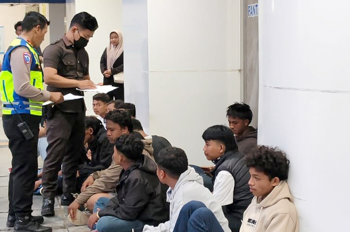 DIAMAKAN: Belasan supporter yang tertangkap di depan RS Yakkum Purwodadi diamankan dan didata dalam kasus kerusuhan antar supporter, Rabu (5/2).