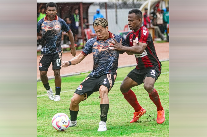 KEJAR: Pemain Persipura berusaha merebut bola dari penggawa Persipa.