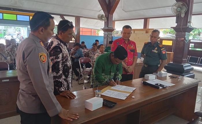 Penandatanganan kesepakatan bersama pelarangan penggunaan sound horeg dalam event karanaval sedekah bumi dan takbir keliling.