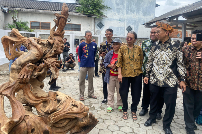 APRESIASI: Menteri Kebudayaan Fadli Zon melihat ukiran patung berwajah Pramoedya Ananta Toer di Blora Creative Space.