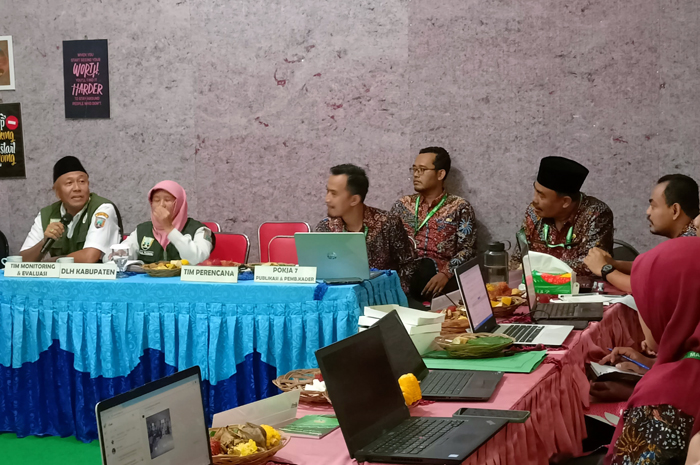 PEMBINAAN: Tim DLH Rembang melaksanakan pembinaan bagi calon sekolah adiwiyata (CSA).