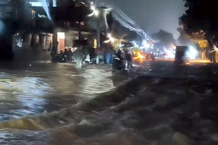 Seorang warga mendorong sepeda motornya akibat mogok saat menerobos banjir di jalur provinsi Jepara-Kudus di Desa Sengonbugel,&nbsp;Kecamatan Mayong, Kamis (6/2).
