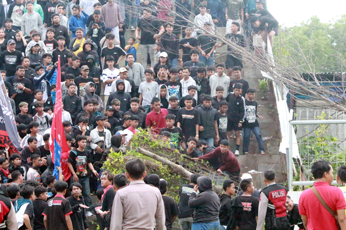 AMBYAR: Suporter sepak bola Persipur Purwodadi merobohkan pagar lapangan stadion Krida Bhakti saat ricuh antarsuporter dengan kekalahan Persipur 1-3 Persebi kemarin.