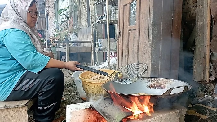 DIMASAK: Warga Kayen, Rastutik memasak keripik menggunakan bahan bakar kayu di kediamannya kemarin.