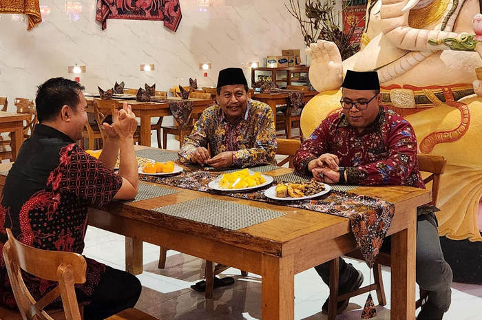 DIJAMU: Bupati dan Wakil Bupati Rembang terpilih Harno dan Mochamad Hanies Cholil Barro&rsquo; dijamu makan bersama saat menyambangi heritage Rumah Merah Lasem Rabu malam.