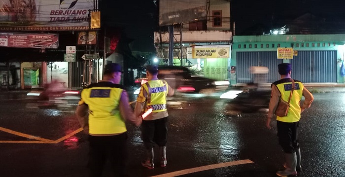LANCAR: Personel polisi mengatur lalu lintas kendaraan yang melintas di Pertigaan Gotri, Kalinyamatan.