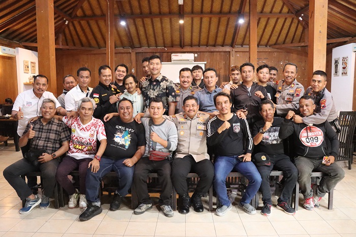 DAMAI &ndash;Kapolres Grobogan AKBP Ike Yulianto Wicaksono bersama management dan supporter Persipur Purwodadi untuk mediasi usai kejadian bentrok antar supporter Persipur.