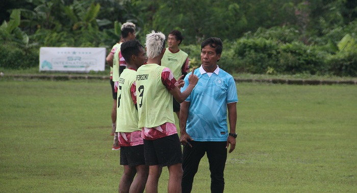 KERJA KERAS: Pelatih Persiku Kudus, Alfiat memberikan instruksi kepada pemain saat latihan di Lapangan Megawon.