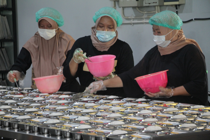 BARU SATU-SATUNYA: Proses penyiapan makanan di dapur MBG yang terletak di Ponpes Nashrul Ummah Mejobo, Kudus, untuk kemudian didistribusikan ke sekolah-sekolah.