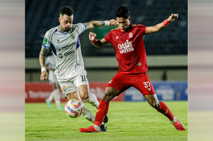 SENGIT: Penggawa Persijap Jepara Zahran Alamsyah beradu dengan penyerang PSKC CimahiJoao Rodriguez dalam pertandingan babak 8 besar Liga 2 di Stadion Si Jalak Harupat Bandung (1/2).