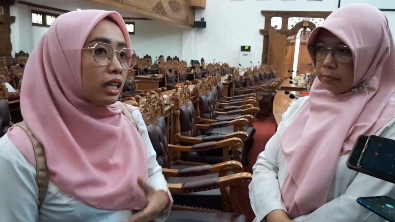 BERKUMPUL: Guru tak tetap bersama DPRD Pati beraudiensi di Ruang Paripurna DPRD pada Jumat, 7 Februari 2025.