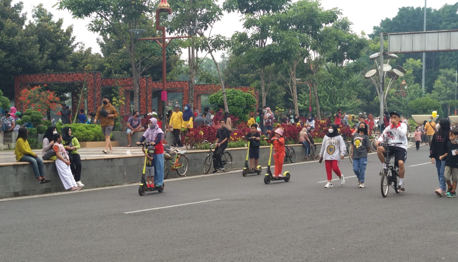 ZONASI CFD: Sejumlah warga berolahraga saat momen car free day (CFD) di Alun-alun Pati.