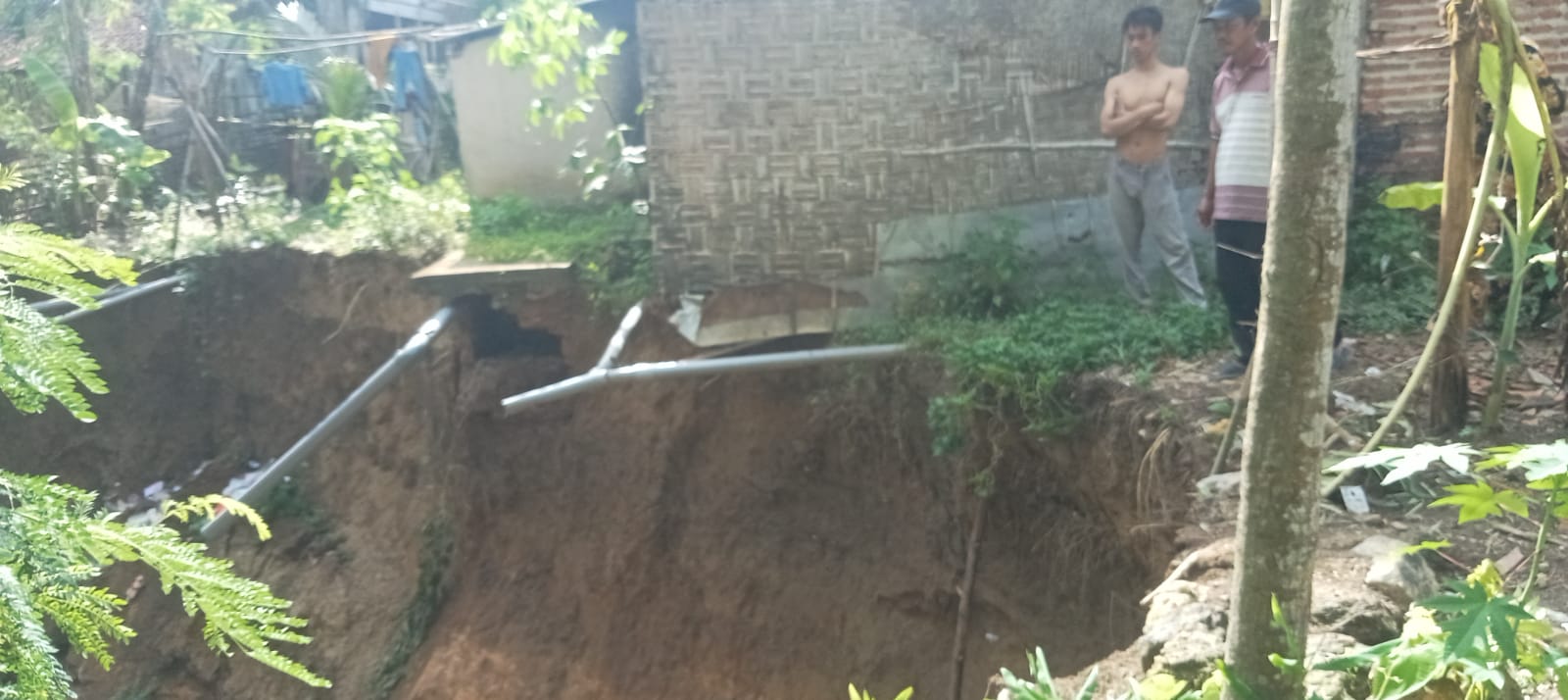 RAWAN: Petugas BPBD Rembang mengecek lokasi longsor di Sedan yang mencam pemukiman warga.
