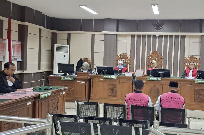 SIDANG: Terdakwa FA mendengarkan tuntutan yang dibacakan Jaksa Kejari Grobogan dalam kasus pidana korupsi pembangunan gedung di SD N 2 Sumurgede, Godong tahun anggaran 2021 di PN Tipikor Semarang.