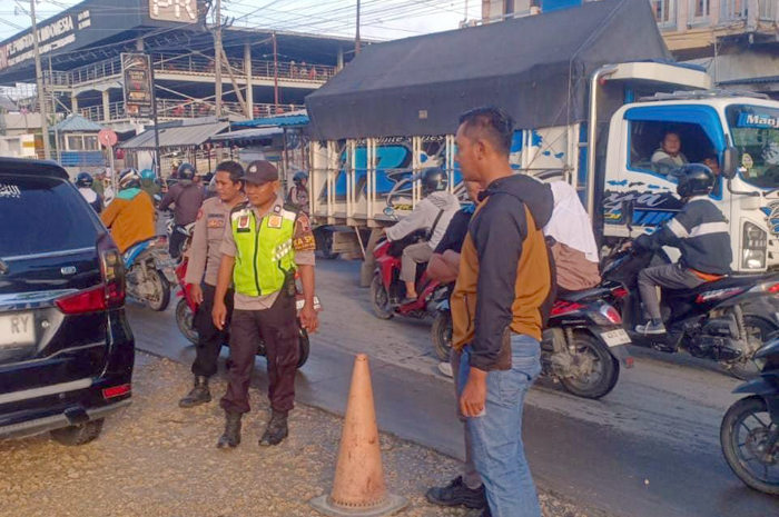 OLAH TKP: Anggota Polsek Wirosari melakukan pemeriksaan kepada korban yang meninggal dunia di Jalan Purwodadi &ndash; Blora.