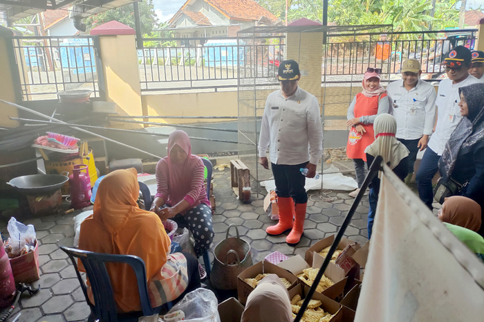 LANGKAH CEPAT: Pj Bupati Kudus Herda Helmijaya meninjau dapur umum untuk warga terdampak banjir di Desa Golantepus.