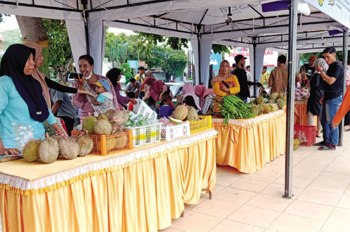 MUSIM PANEN: Durian-durian Rembang dipasarkan saat event Kenduren di Alun-Alun Rembang tahun lalu.