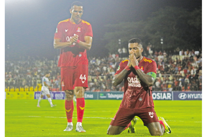CETAK HATTRICK: Penyerang Persijap Rosalvo Candido Junior (kanan) merayakan gol yang ia ciptakan ke gawang PSKC Cimahi di Stadion GBK Jepara, Sabtu (8/2) malam.