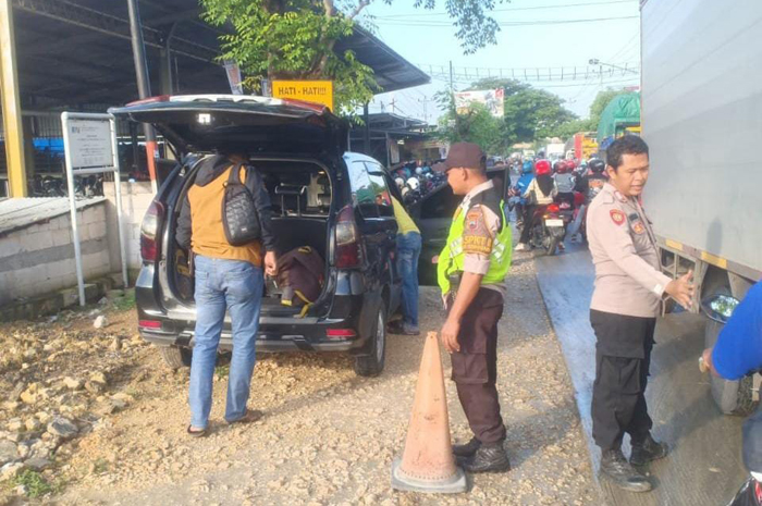 OLAH TKP: Anggota Polsek Wirosari melakukan pemeriksaan kepada korban yang meninggal dunia di Jalan Purwodadi &ndash; Blora.
