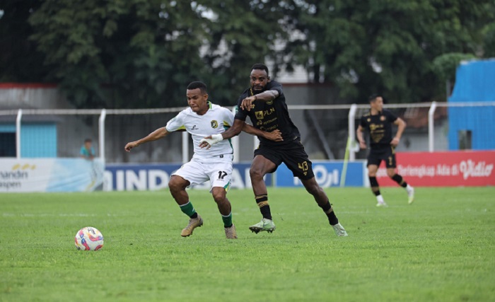 HARUS MENANG: Striker Persiku Richard Gadze berebut bola dengan pemain Persewar. Persiku Kudus hari ini menjamu Persibo Bojonegoro di Stadion Wergu Wetan kemarin.