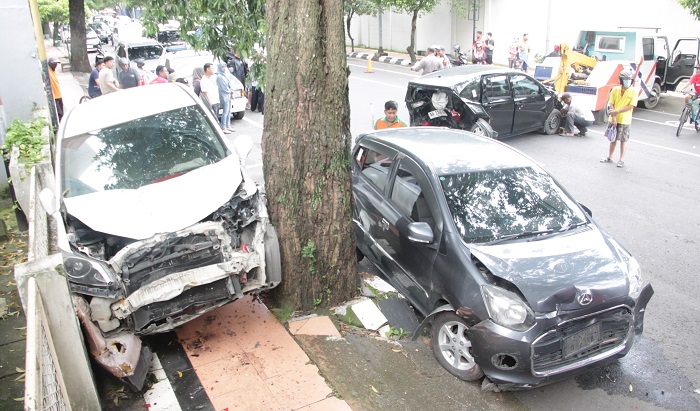 LAKA KARAMBOL : Diduga Ngantuk, Seruduk Empat Mobil Yang Terpakir