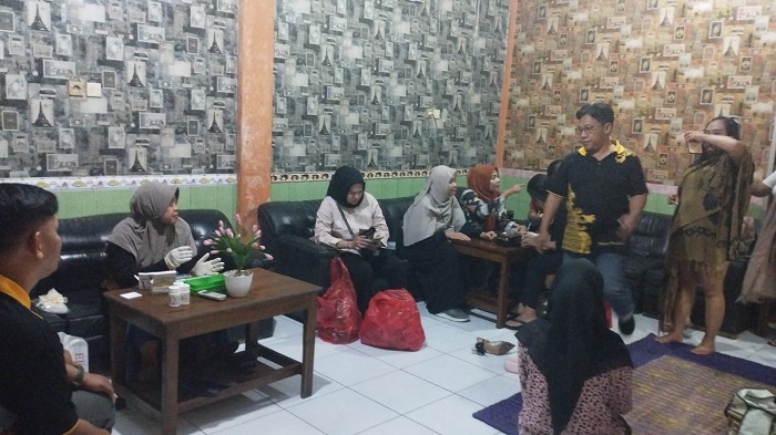 DISKRINING: Petugas Dinask Kesehatan dan KPA Grobogan saat melakukan VCT ke sejumlah Kafe/Karaoke.