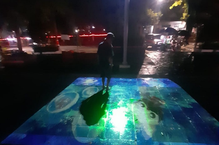 DAYA TARIK: Pemasangan lampu interaktif LED projection jadi daya tarik pengunjung anak-anak di Alun-alun Purwodadi.