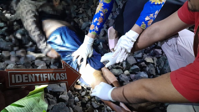 CEK: Petugas dari kepolisian saat mengevakuasi korban kecelakaan kereta api.