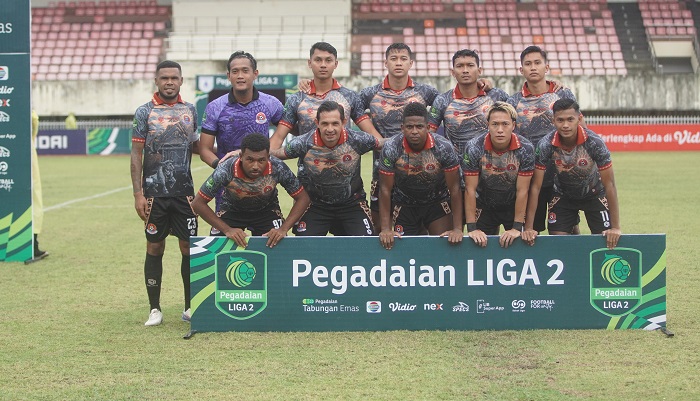 BANGKIT: Pemain Persipa Pati saat berduel dengan pemain Persipura Jayapura pekan kemarin.